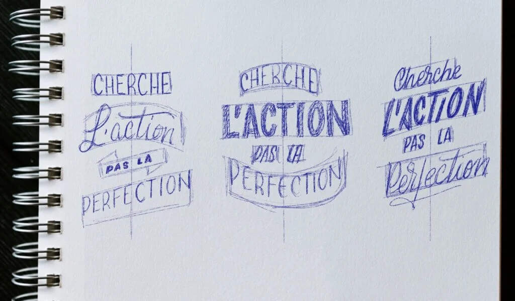 Cap letter montre plusieurs réalisation possible. Les mots de la composition peuvent être penchés, arrondis à votre guise