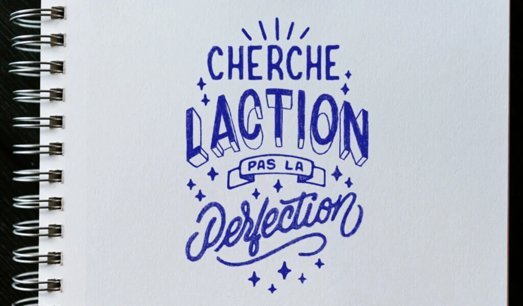 Cap letter montre sa réalisation finale, les mots de sa composition suivent un axe, avec des éléments graphiques et les mots qui ont de l'importance ressortent.