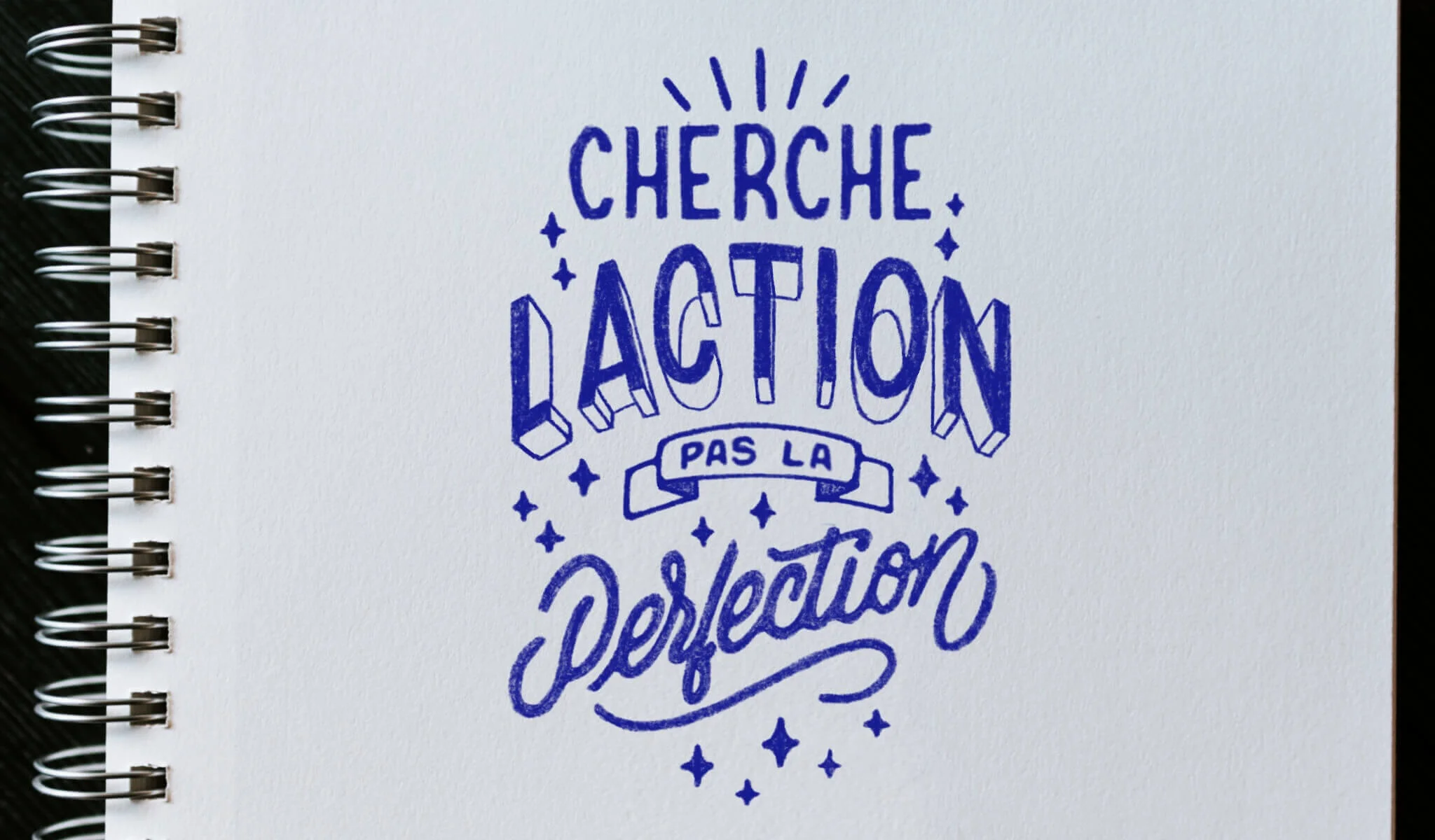 Cap letter montre sa réalisation finale, les mots de sa composition suivent un axe, avec des éléments graphiques et les mots qui ont de l'importance ressortent.