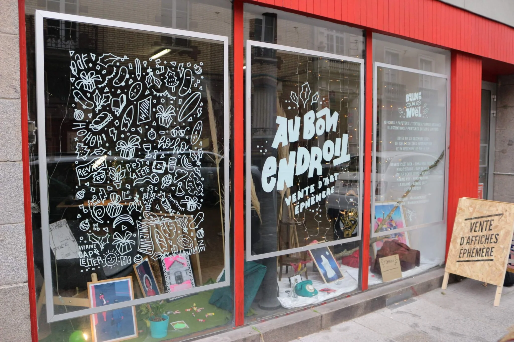 on peut voir la réalisation de Marie de Cap Letter sur la vitrine en grand format pour un évènement au bon endroit à Rennes