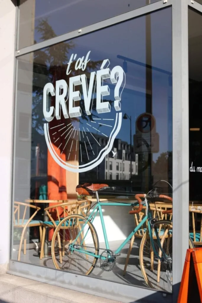 visuel d'une roue crevée fini sur la vitrine en grand format