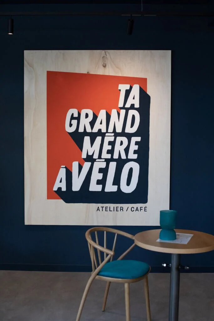 logo de ta grand mère à vélo peint en grand qui correspond à l'identité visuelle choisit dès le début