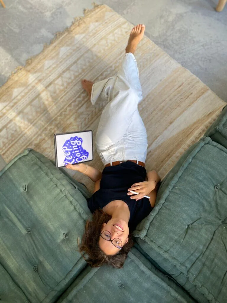 marie jarnet pose avec Issa tablette graphique Ipad et apple pen